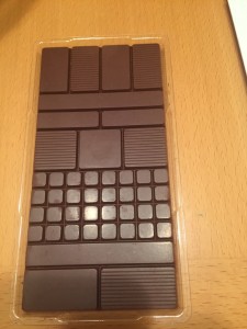 ミニマルのチョコレート。意味ありげなカットがそそる!