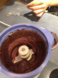 更に挽き続けると粉が液状化