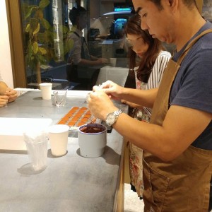 液状化したカカオ豆を型に入れる